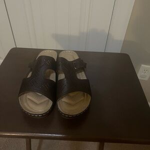 Ladies brown sandals.